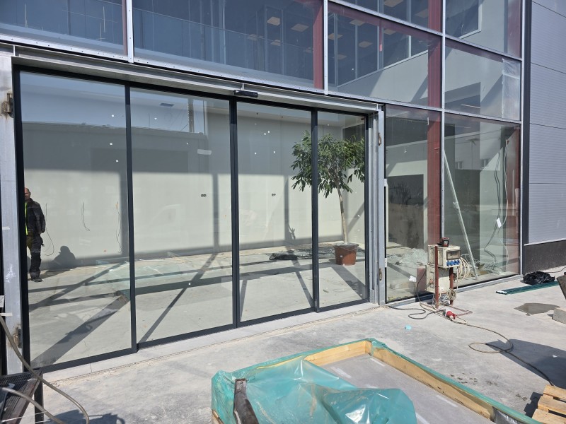 2 fix 2 mozgó Dormakaba fotocellás ajtó kivitelezésünk.