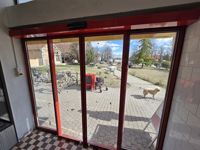 2 mozgós fotocellás ajtó kivitelezésünk Fülöpszálláson.