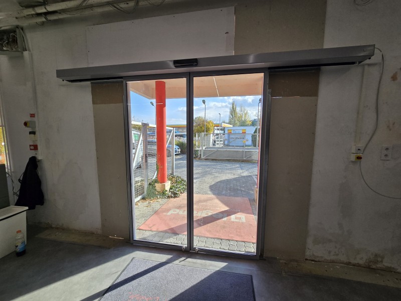 2 mozgós fotocellás automata ajtó kivitelezésünk épületvillamossági szaküzletben.