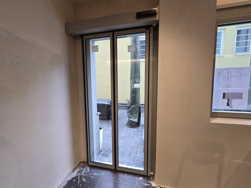 Harmonika automata ajtó kivitelezésünk Madách téri irodaházban