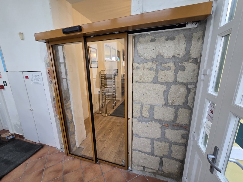 Teleszkópos fotocellás ajtó kivitelezésünk az egri Govinda étteremben.